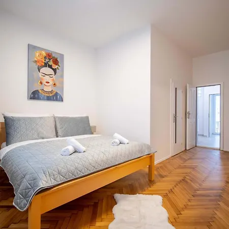 Old Town Design For 5 - Balcony & Ac